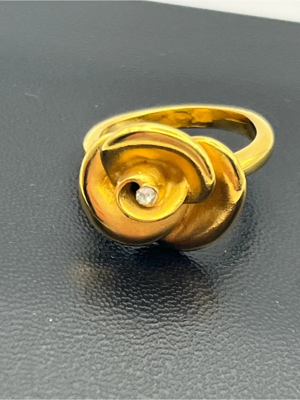 Crown Trifari gold tone rose 3D flower & rhinestone vintage ring size 6